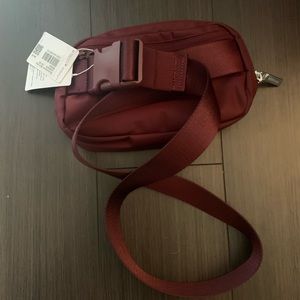 BNWT lululemon everywhere belt bag in red Merlot